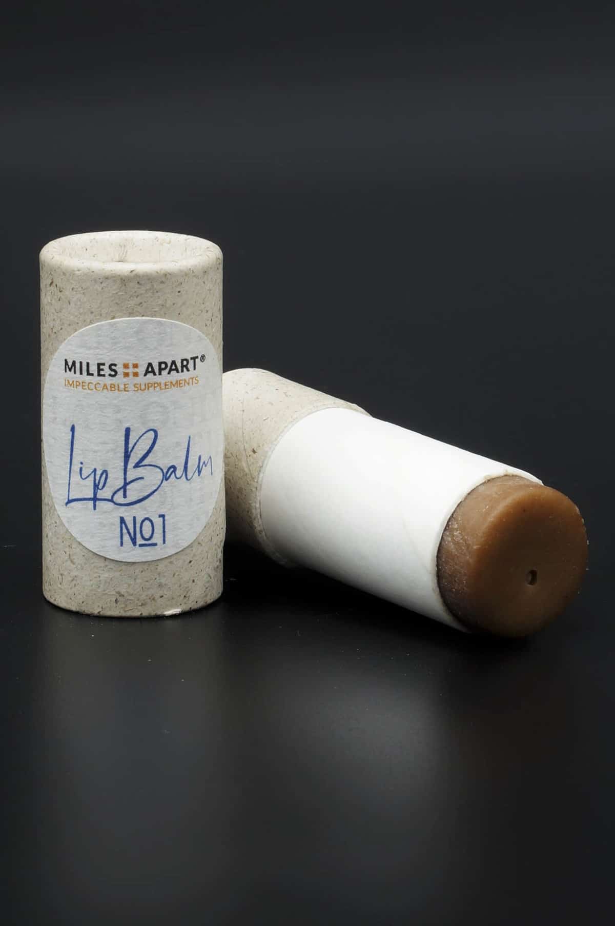 LipBalm No1. Weltweit der erste Lippenstift der hochgradig pflegende Öle mit unserem hochwertigen und absolut reinem Ecklonia Cava Extrakt kombiniert. Eine Zusammenarbeit von MilesApart mit Dr. Oldenburg Naturkosmetik.